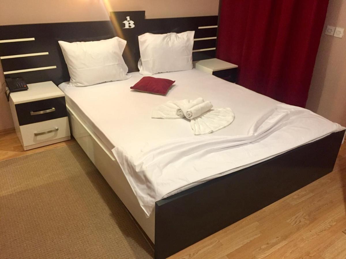 Hotel Bavaria 普里什蒂纳 外观 照片